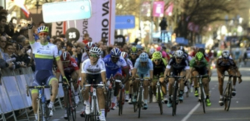 Michael Matthews (izq) celebra la victoria en la línea de meta de Bilbao. / EFE
