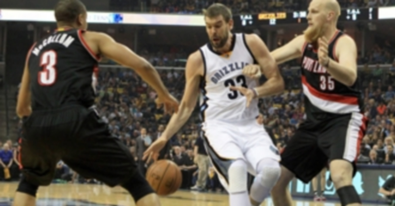 Marc Gasol bota el balón ante la defensa de Chris Kaman (derecha). / EFE