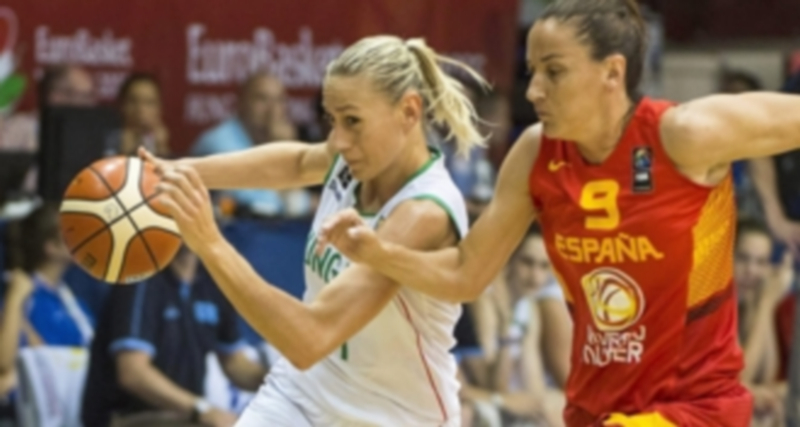 Laia Palau (derecha) intenta detener el avance de la húngara Katalin Honti. / EFE