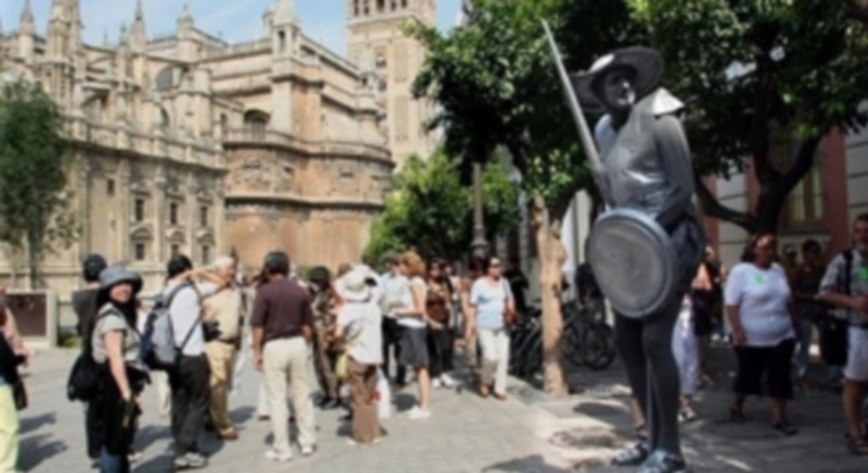 Un grupo de turistas visitan la catedral de Sevilla. / Europa press