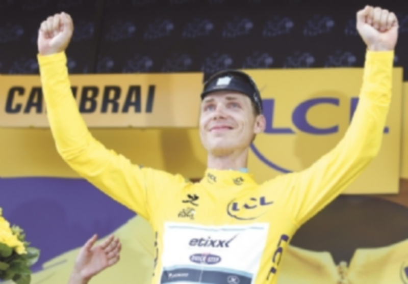 Tony Martin celebra en el podio su triunfo y liderato provisional del Tour. / EFE