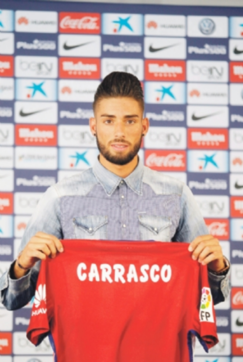 El belga Yannick Carrasco posa con la camiseta del Atlético de Madrid. / EFE