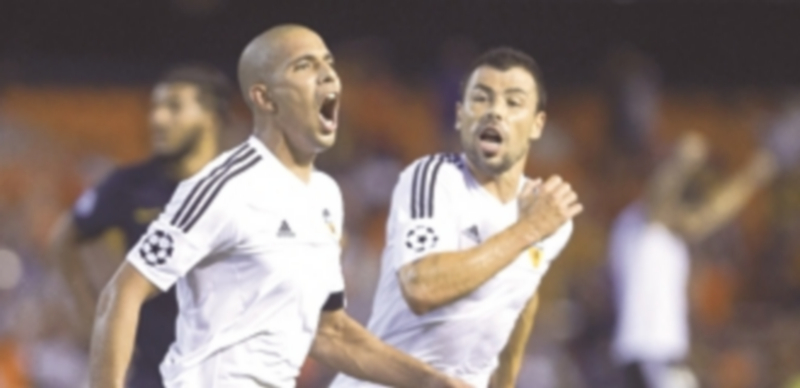 El retorno del Valencia a la máxima competición europea, a 90 minutos 1 Feghouli (izquierda) celebra el tercer gol del Valencia en el partido de ida. / EFE