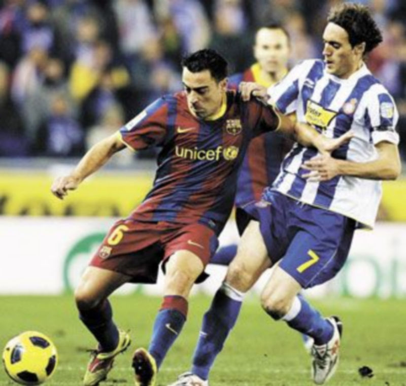 Seydou Keita y Thiago son los dos hombres que más suenan para sustituir a Xavi en Mallorca. / Reuters