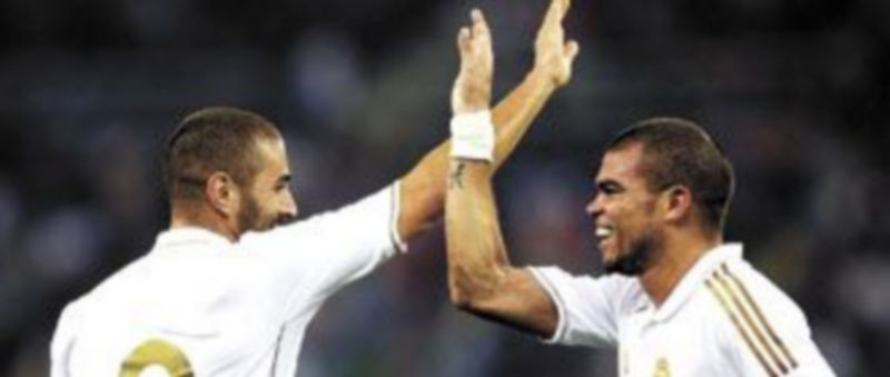 Benzema y Pepe festejan el primer tanto del delantero francés