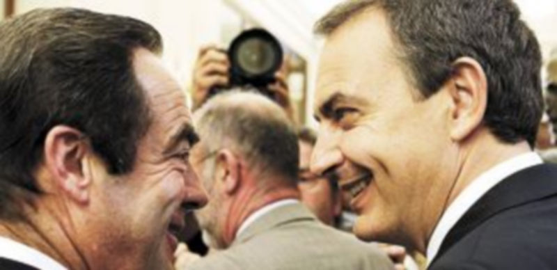 Sonrientes salieron del hemicilo dos políticos que no repetirán en la próxima legislatura: José Bono y Rodríguez Zapatero. / Efe