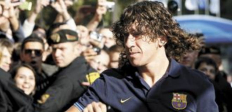 Cientos de aficionados bielorrusos esperaban la llegada del equipo azulgrana a Minsk. / Reuters.