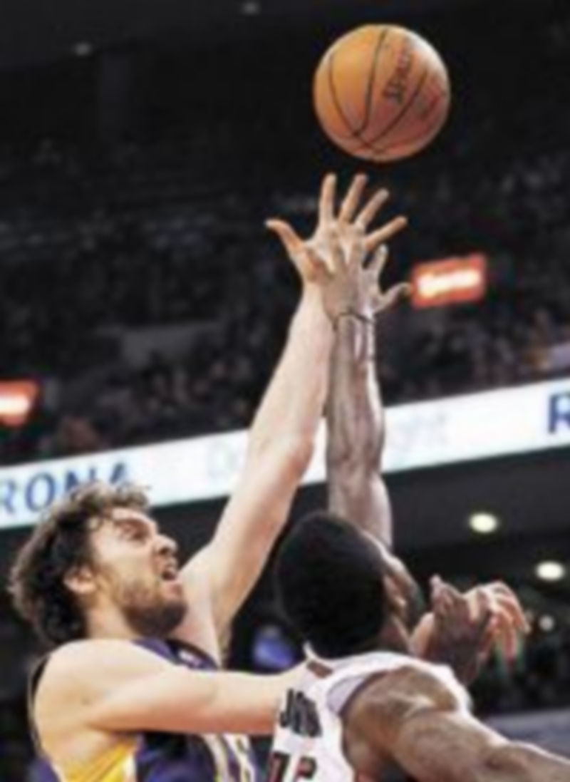 Pau Gasol firmó una buena actuación bajo los aros. / Reuters.