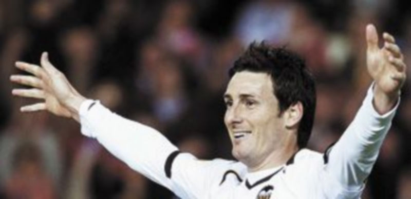 El delantero valencianista Adúriz celebra el pase de su equipo a los octavos de final de la Europa League. / Reuters.