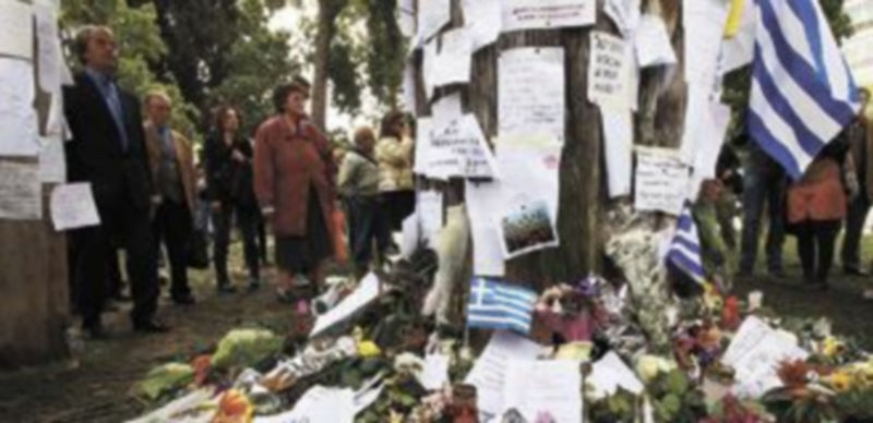 Decenas de personas depositan flores en el lugar donde un retirado heleno se quitó la vida porque «no quería seguir recogiendo comida de la basura».  / Reuters.
