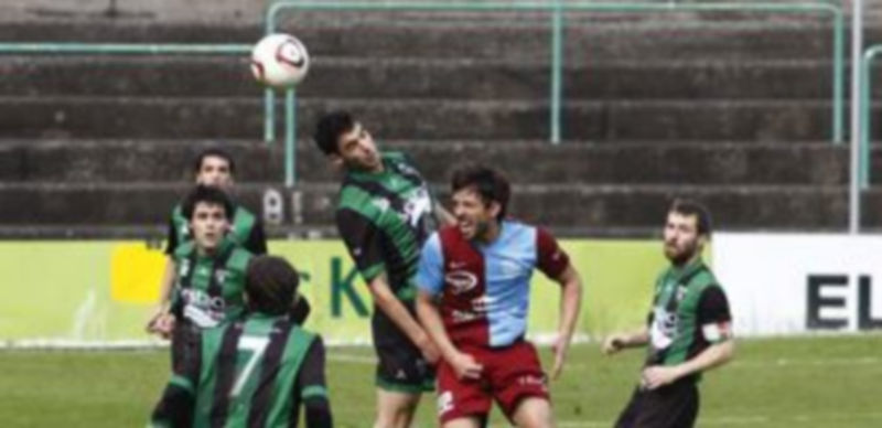 Maikel no puede hacerse con la pelota ante la poblada defensa del conjunto local en un lance del encuentro disputado en el campo de Las Llanas. / El Mundo Deportivo.