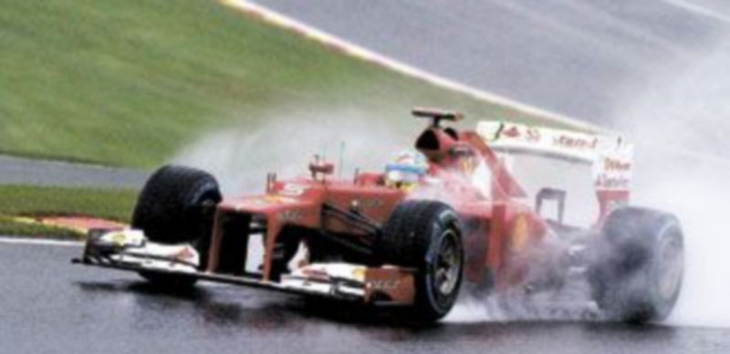 Alonso se dedicó a practicar las salidas por si el domingo se presenta de nuevo el agua. / Reuters