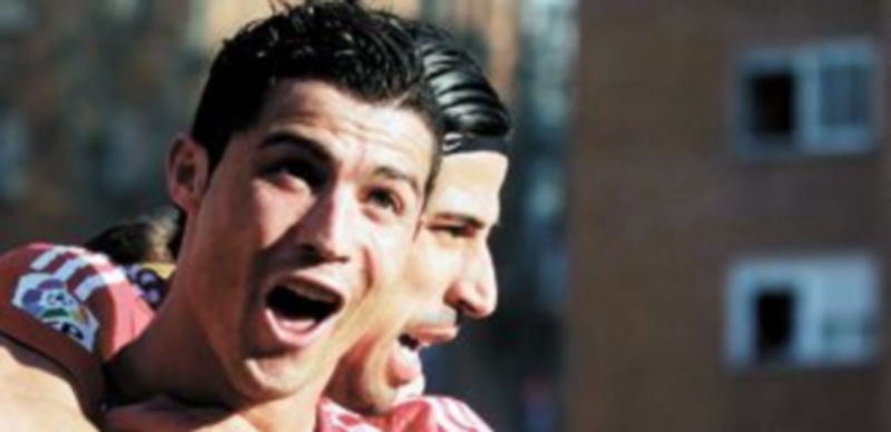 Cristiano Ronaldo celebra con Khedira el gol que dio la victoria al Madrid en su última visita al estadio del Rayo Vallecano. / Reuters