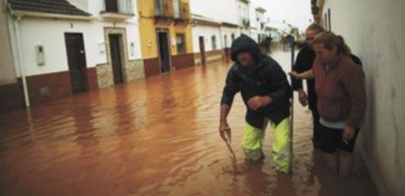 Numerosos vecinos de Bobadilla vieron cómo sus calles quedaban cubiertas de lodo por la crecida de los ríos. / Reuters