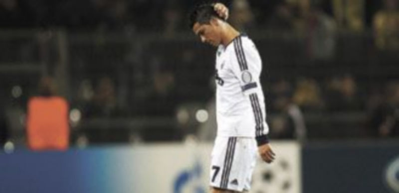 Cristiano Ronaldo abandonó cabizbajo el terreno de juego después de caer en Dortmund. /Reuters