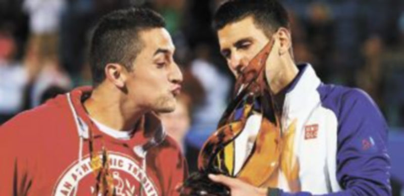 Almagro bromea con el ‘número uno’ del mundo en la entrega de trofeos. El partido estuvo marcado por los divertidos momentos que protagonizaron ambos. / Reuters