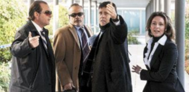 Eufemiano Fuentes habla con sus abogados al entrar a la segunda jornada del juicio que se está celebrando en Madrid. / AFP