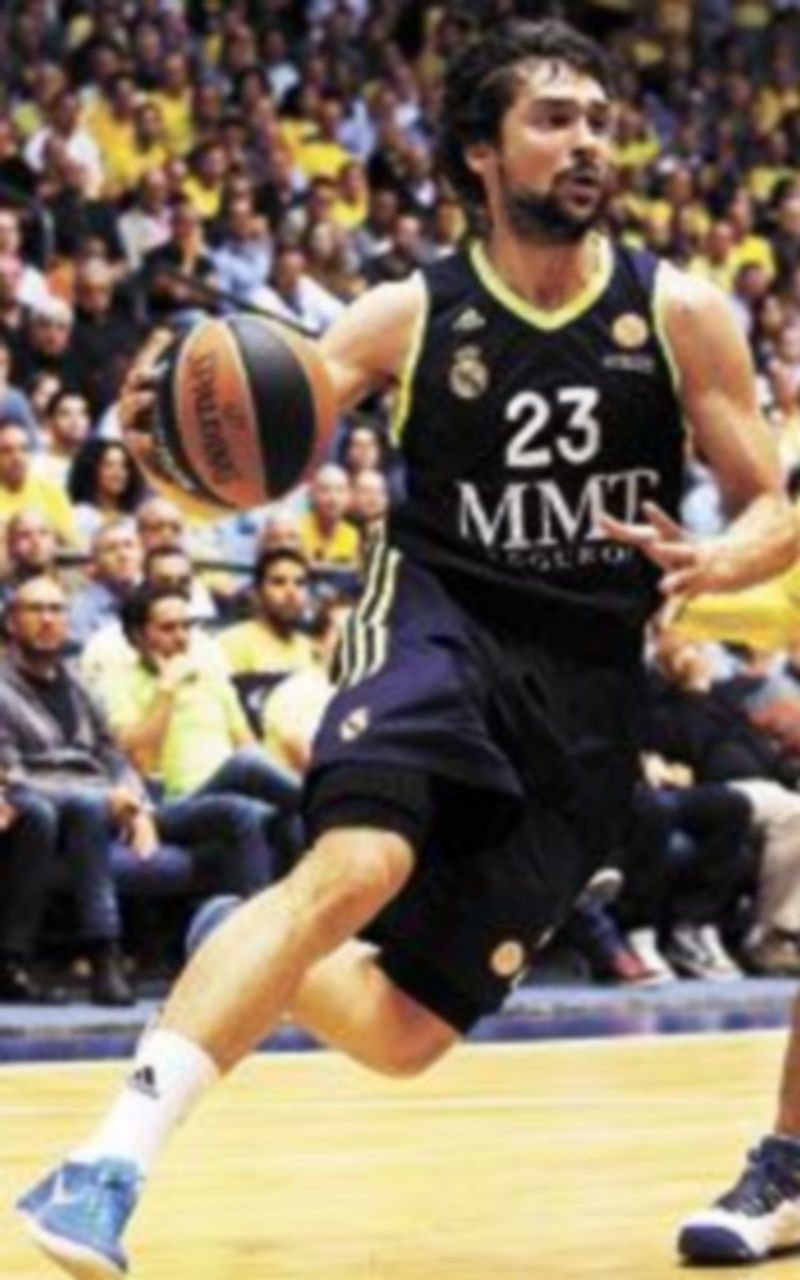 Sergio Llull entra a canasta durante un instante del encuentro. / Efe