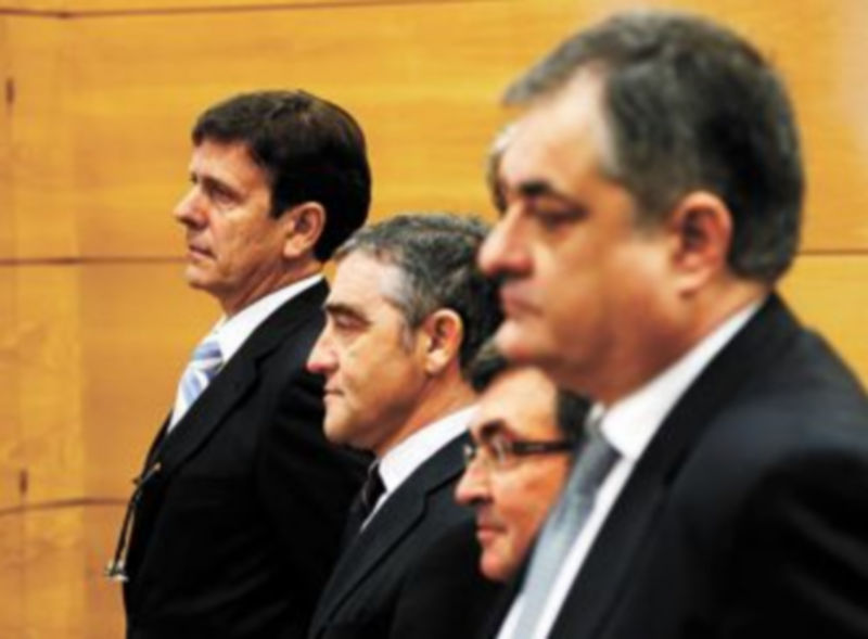 El doctor Fuentes (al fondo de la imagen) fue condenado a un año de prisión por un delito contra la salud pública. / Reuters