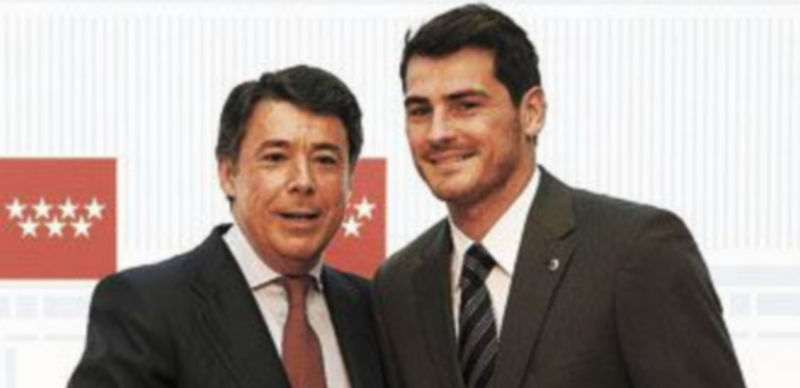 Casillas recibió ayer la medalla de oro de la Comunidad de Madrid. / Efe