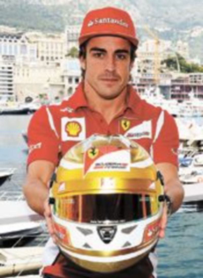 El asturiano presentó el casco que llevará en su cuenta de Twitter.