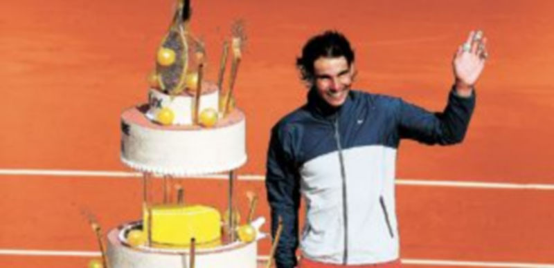 El zurdo de Manacor recibió una tarta por parte de la organización por su 27 cumpleaños. / Reuters