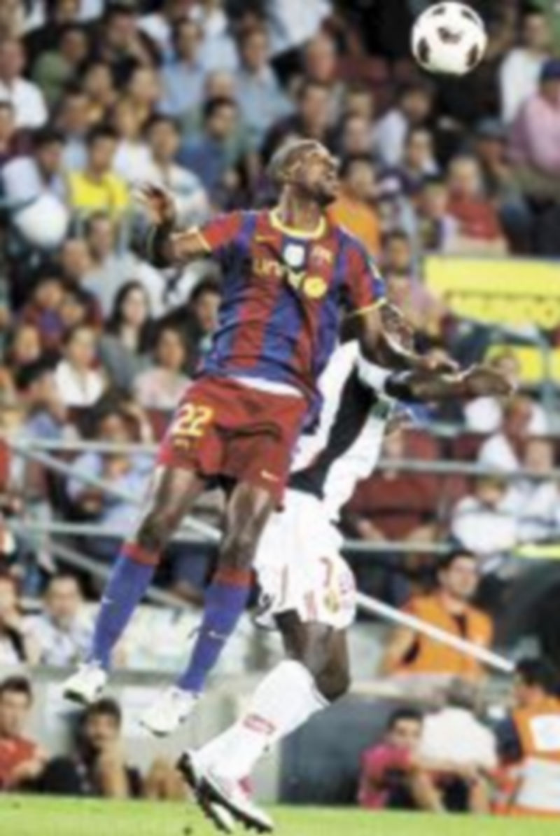 Abidal lucha por el balón durante el encuentro del pasado domingo. / Efe