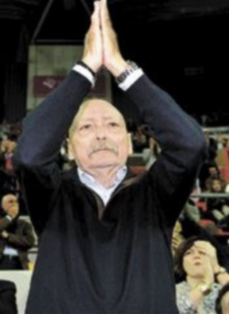 Comas fue homenajeado en Vitoria durante la Copa del Rey. / Reuters