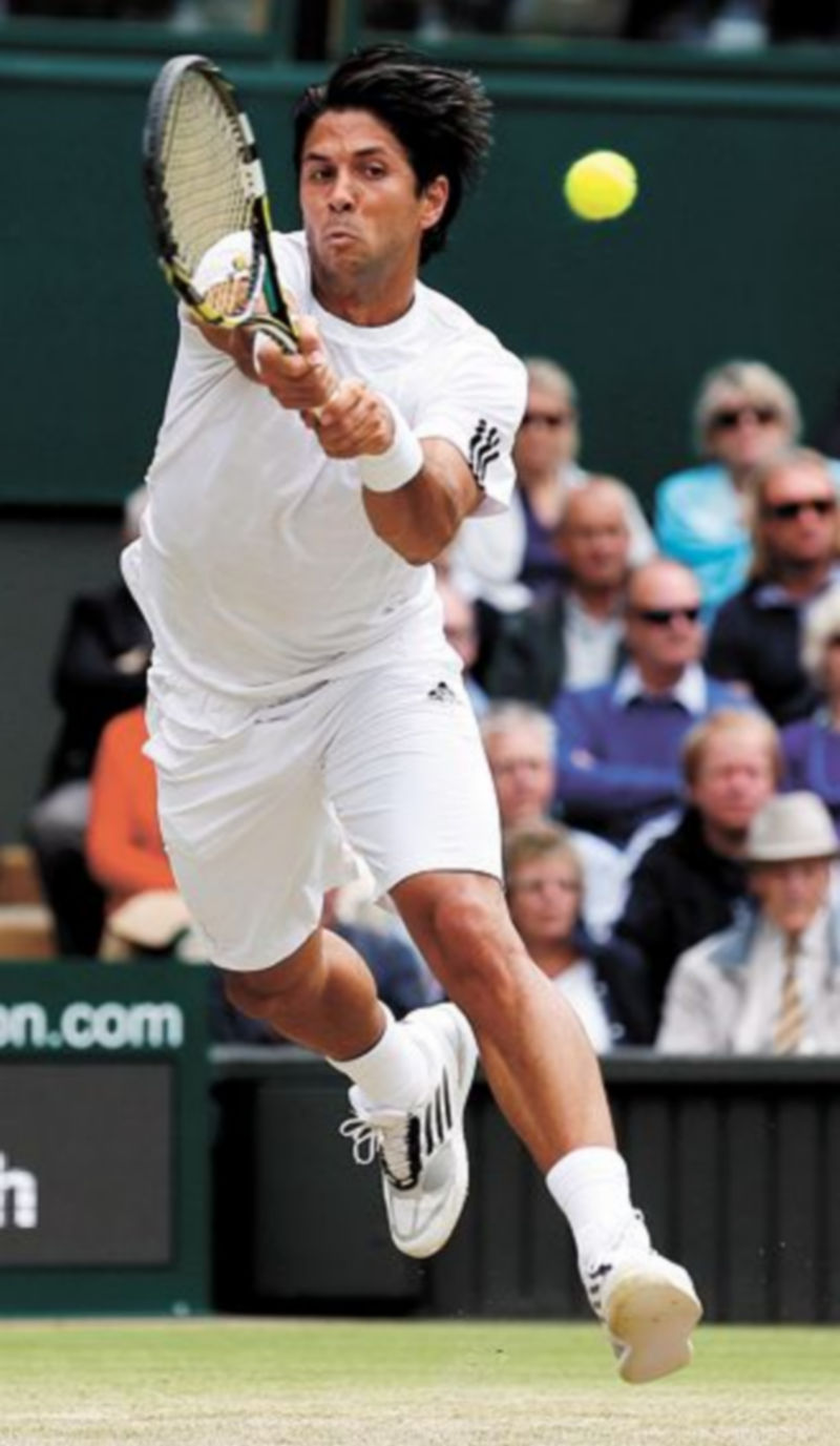 Verdasco devuelve la bola a su oponente. / S. Wermuth (Reuters)