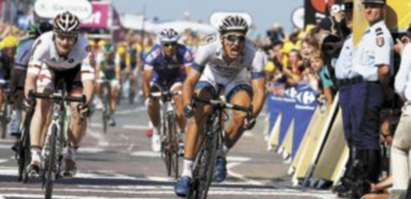 El sprinter germano aguantó el empuje de sus rivales para volver a subir al podio. / Reuters