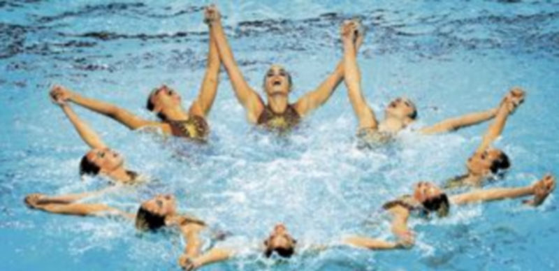 Las anfitrionas pusieron en acción el ejercicio que estrenaron en los Juegos Olímpicos de Londres 2012. / A. Estévez (Efe)