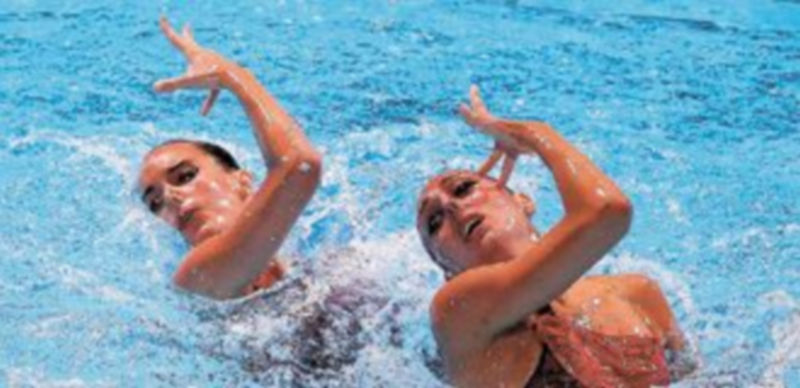 La pareja española demostró su excelente calidad técnica y artística en la piscina del Sant Jordi. / Efe
