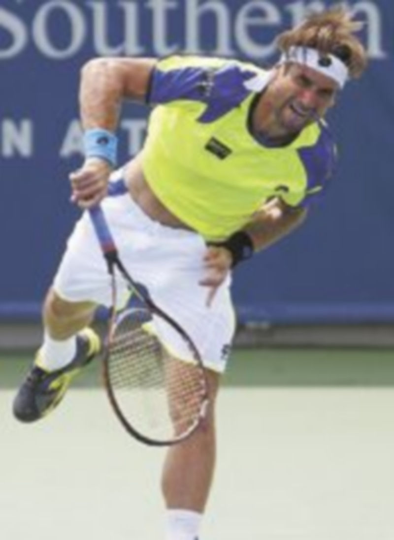 El alicantino no estuvo fino con su servicio. / Efe