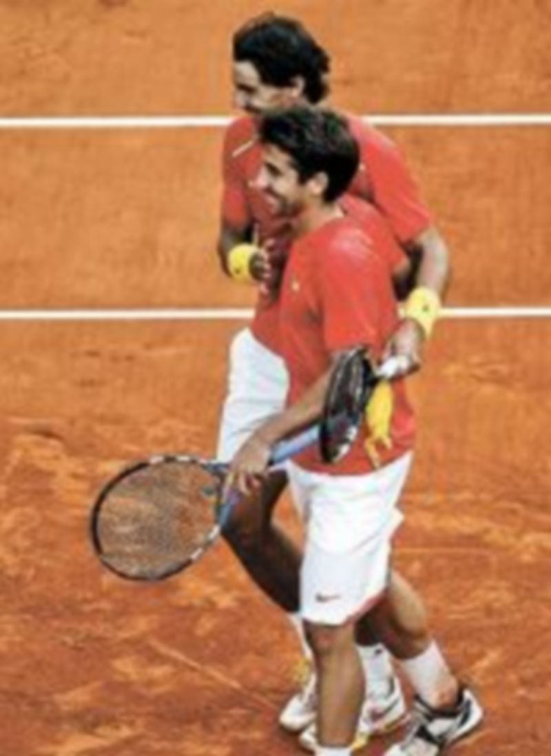 Los jugadores españoles se abrazan a la conclusión del choque. / Efe