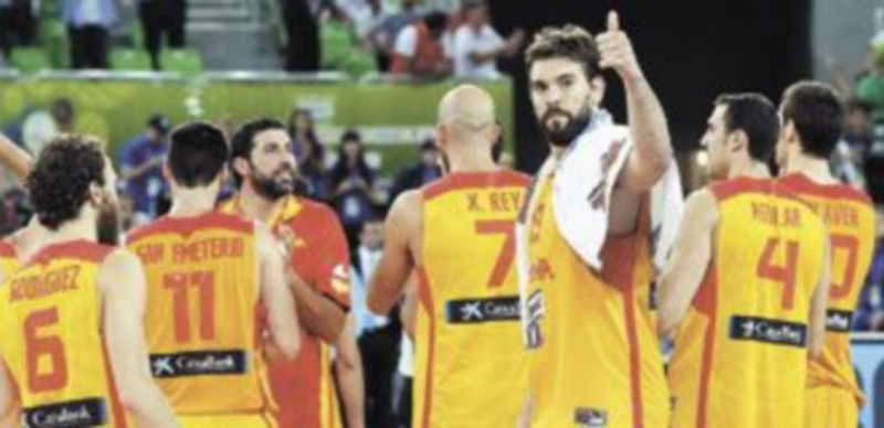El pívot español Marc Gasol levanta el dedo en señal de triunfo a la conclusión del encuentro. / Georgi Licovski (Efe)