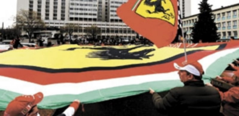 Los aficionados de Ferrari le dedicaron un sentido homenaje al germano a las puertas del hospital donde permanece ingresado. / Reuters