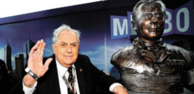 El oceánico fue nombrado caballero británico por sus servicios en la máxima categoría del automovilismo. / Efe