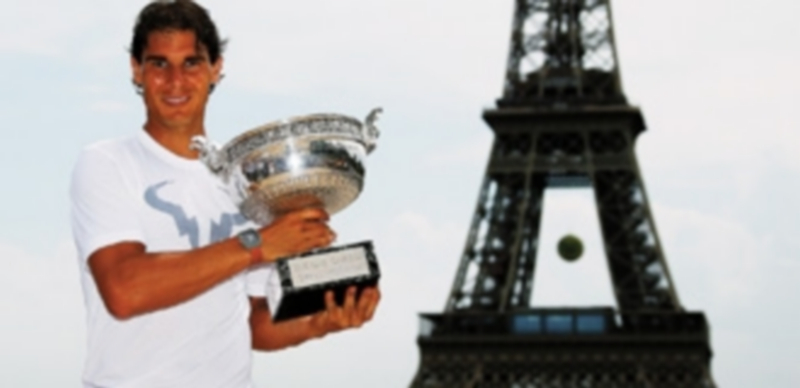 El número uno del mundo posó con la Copa de los Mosqueteros y con la torre Eiffel de fondo. / Gonzalo Fuentes (Reuters)