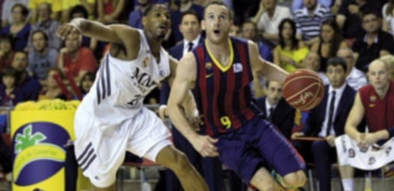 Marcelino Huerta avanza en defensa de Durden. / Efe