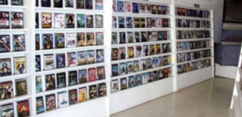 Expositores de un establecimiento dedicado al alquiler de DVD . / Agencias