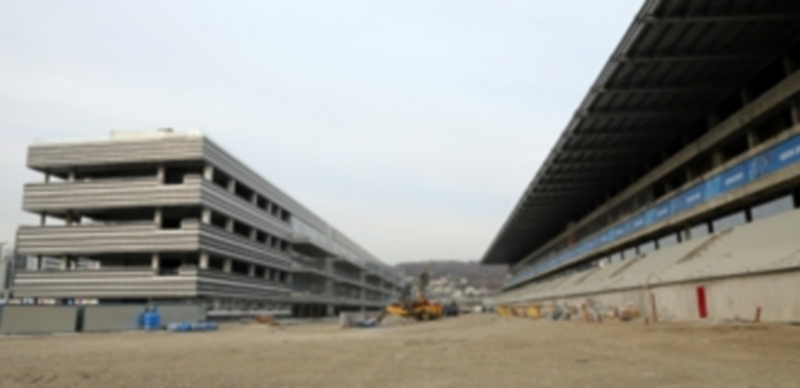 Grúas y operarios durante la construcción del circuito de Fórmula 1 de Sochi