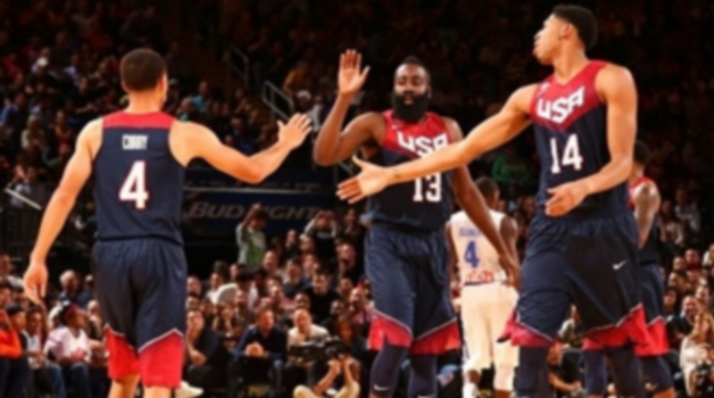 Los jugadores de la selección americana James Harden (13) y Derrick Rose (14)