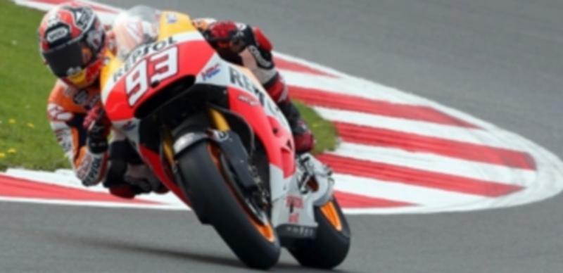 El piloto español de Repsol-Honda y líder en solitario del Mundial de Moto GP Marc Márquez durante la clasificación de ayer en el circuito de Silverstone. / Efe