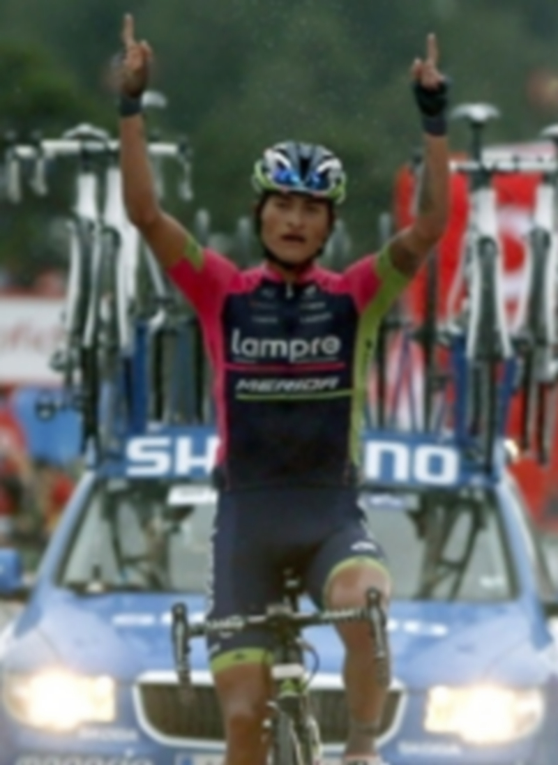 Winner Anacona a su llegada a meta como vencedor de la etapa. / EFE