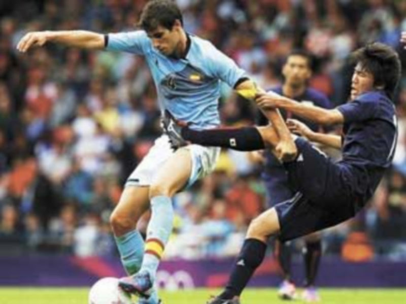 Javi Martínez es presionado por el japonés Nagai