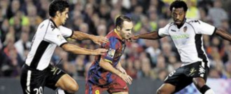 El blaugrana pugna por el balón en un partido de la temporada pasada. / Efe