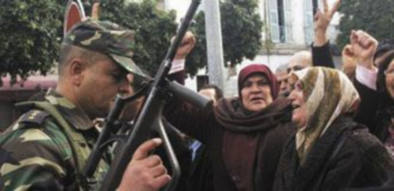 Varias mujeres increpan a los soldados desplegados durante una manifestación celebrada ante la sede de la Agrupación Constitucional Demócrata. / Efe