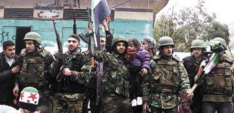 Un grupo de soldados muestra su alegría con rosas en los fusiles