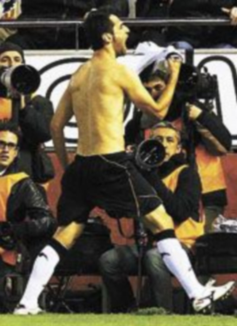 Los jugadores del conjunto azulgrana celebran el tanto anotado por Carles Puyol de cabeza. / Reuters