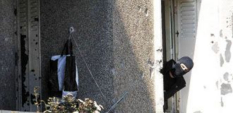 Un agente policial observa los distintos impactos de bala en las paredes del edificio originados en el tiroteo. / Reuters